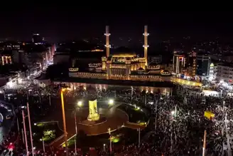 İstanbul'da Yeni Yıl Coşkusu: Taksim'den Kadıköy'e!