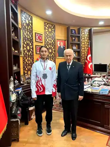 Bahçeli, Genç Sporcuyu Ödüllendirdi
