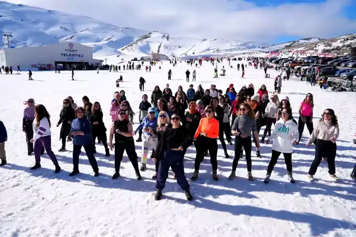 Denizli'de Kadınlar Karlı Dağlarda Zumba Yaptı!
