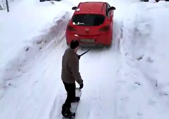 Doktor, Karla Kaplı Sokaklarda Snowboard Keyfi Yaptı!