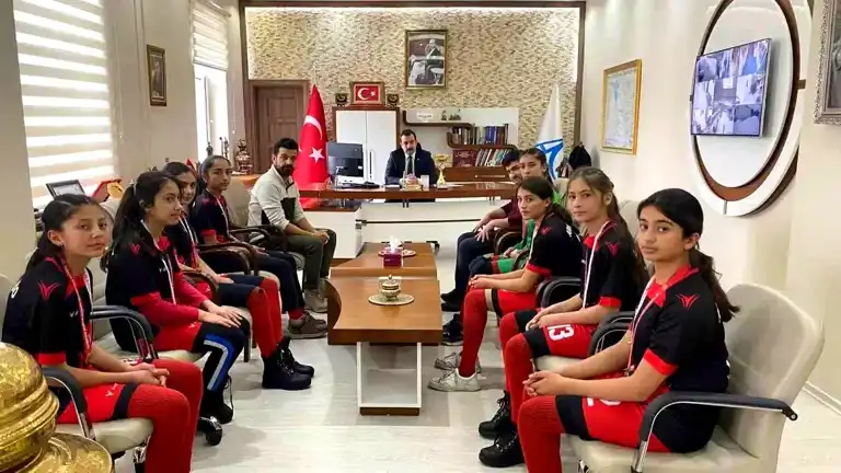Kars Futsal Şampiyonları Kaymakamı Ziyaret Etti