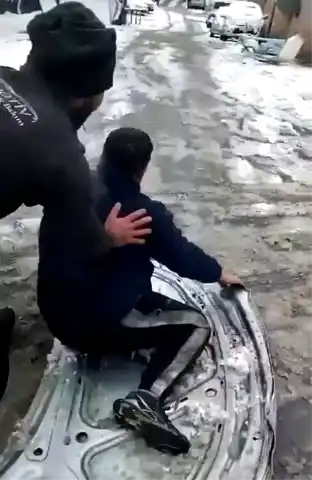 Pendik'te Kar Keyfi: Gençler Araç Kaputuyla Kaydı!