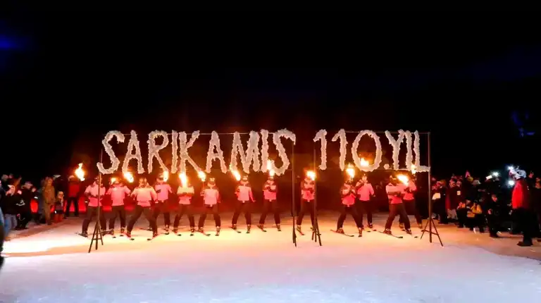 Sarıkamış Şehitleri Anısına Meşaleli Kayak Gösterisi