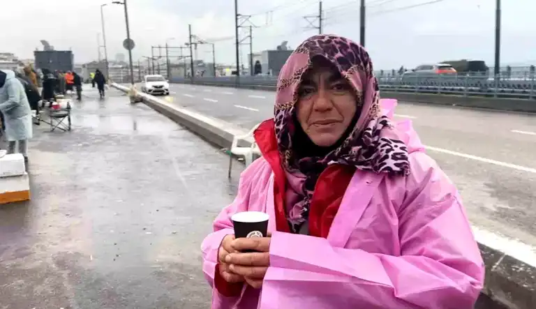 Soğukta Balık Tutmanın Tutkusu: Galata Köprüsü'nde Balıkçılar