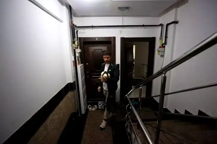 Sörfçü ile Tavuğunun İlginç Hikayesi