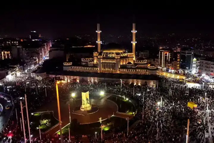 İstanbul'da Yeni Yıl Coşkusu: Taksim'den Kadıköy'e!