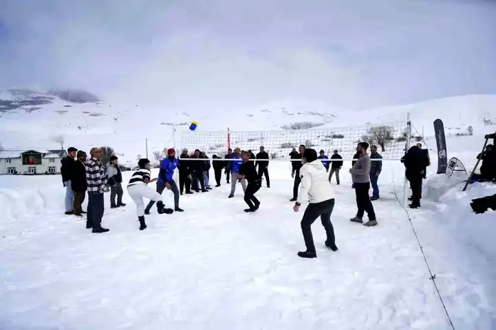 Yenice Köyü'nde 32 Yıllık Kar Voleybol Şenliği!